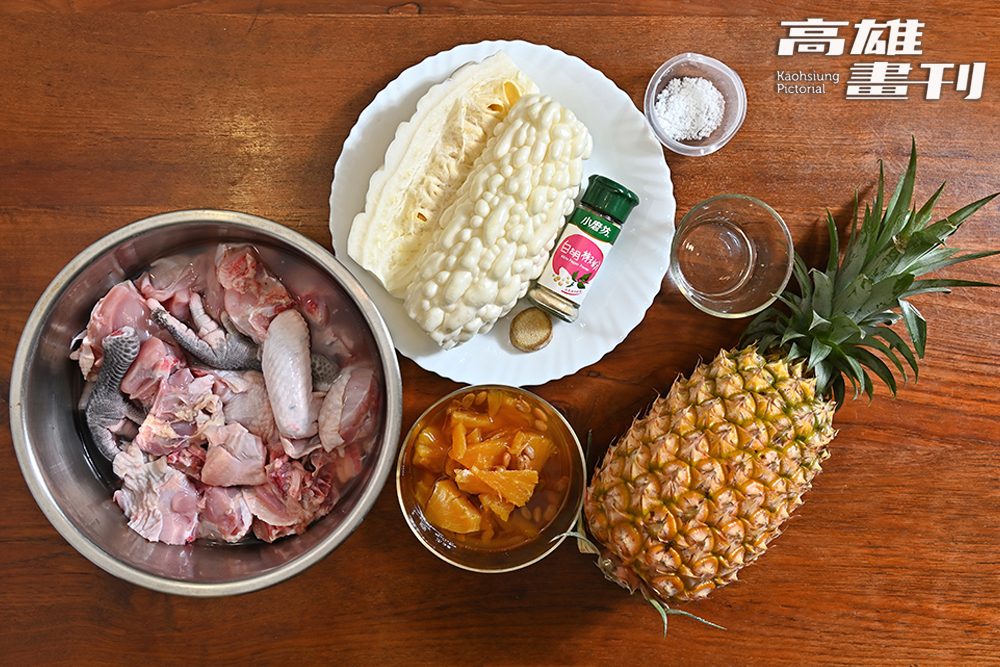 鳳梨苦瓜雞湯食材。(攝影/Carter) 鳳梨苦瓜雞湯食材。(攝影/Carter)
