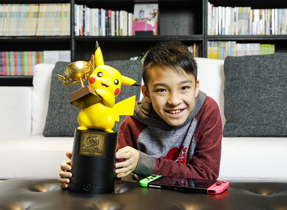 吳比勇奪寶可夢世界錦標賽電玩遊戲部門兒童組冠軍，從美國捧回冠軍盃。（攝影／陳晉生）
