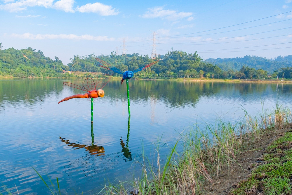 湖岸邊矗立蜻蜓造型的水位標誌不僅增添景觀趣味,也象徵著觀音湖的獨特蜻蜓生態。(圖片提供/高雄市政府觀光局) 湖岸邊矗立蜻蜓造型的水位標誌不僅增添景觀趣味,也象徵著觀音湖的獨特蜻蜓生態。(圖片提供/高雄市政府觀光局)