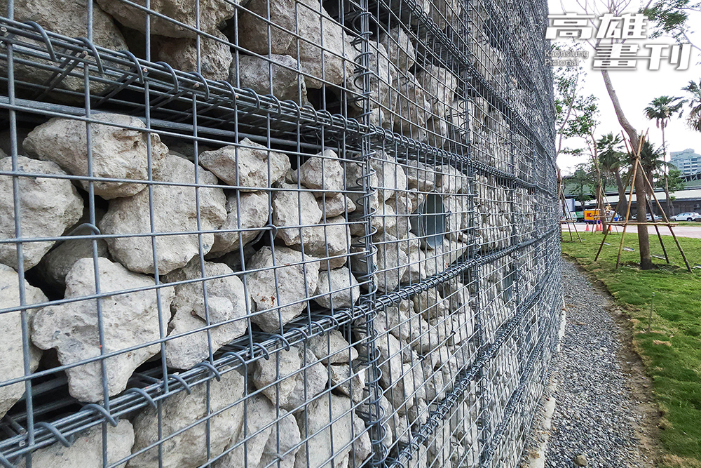 4.5公尺高的石籠外牆由舊運動場拆除的混凝土塊組成,象徵循環經濟理念,營造自然且具開放感的空間設計。(攝影/李瑰嫻) 4.5公尺高的石籠外牆由舊運動場拆除的混凝土塊組成,象徵循環經濟理念,營造自然且具開放感的空間設計。(攝影/李瑰嫻)