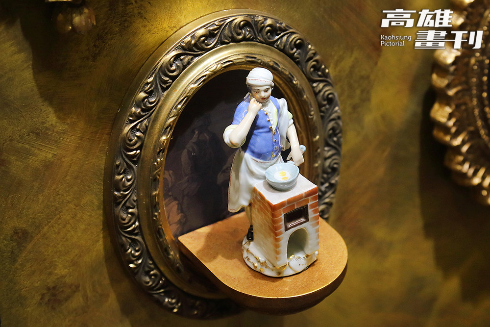透過麥森瓷器經典之作《巴黎叫賣者》，可窺見當時市井生活的百態風貌。（攝影/Carter）