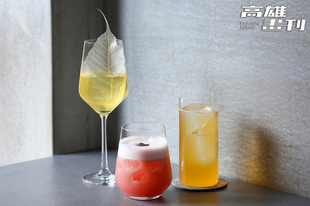 小島的調酒融合臺灣茶香,以及南臺灣濃郁的果香與獨特香料,創造極富風格的創作酒款。(攝影/Carter) 小島的調酒融合臺灣茶香,以及南臺灣濃郁的果香與獨特香料,創造極富風格的創作酒款。(攝影/Carter)