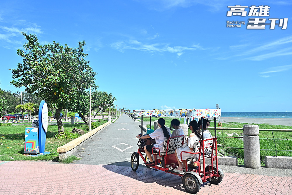 海風吹拂而來，帶著淡淡鹹味與海的氣息，在旗津海岸公園放慢步調，享受怡然自得的愜意時光。(攝影/Carter)