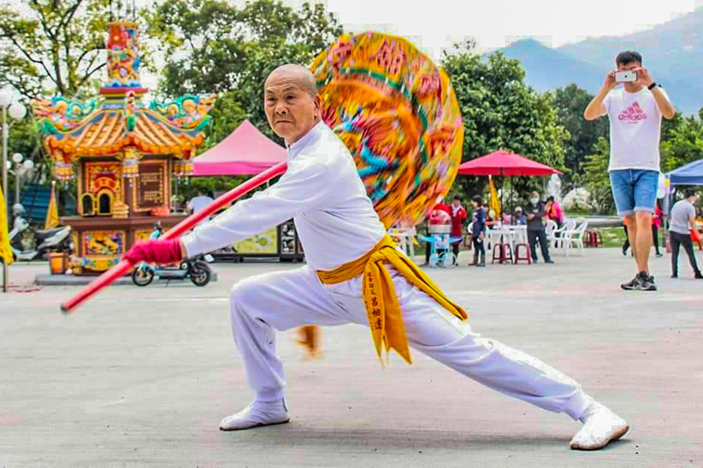 涼傘於神明出巡、進香時在神轎前方引路,除為神明護駕,也有鎮煞、行儀的功能。(圖片提供/呂柏達) 涼傘於神明出巡、進香時在神轎前方引路,除為神明護駕,也有鎮煞、行儀的功能。(圖片提供/呂柏達)