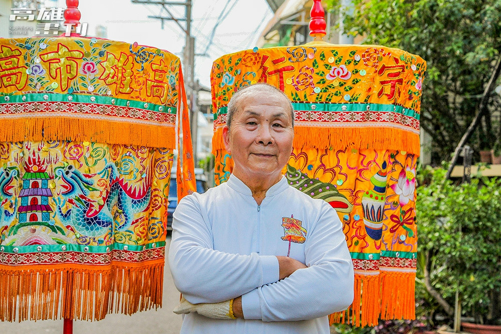 呂柏達融合武術、美學與信仰禮制,發展出極具地方特色的涼傘藝陣。(攝影/李瑰嫻) 呂柏達融合武術、美學與信仰禮制,發展出極具地方特色的涼傘藝陣。(攝影/李瑰嫻)