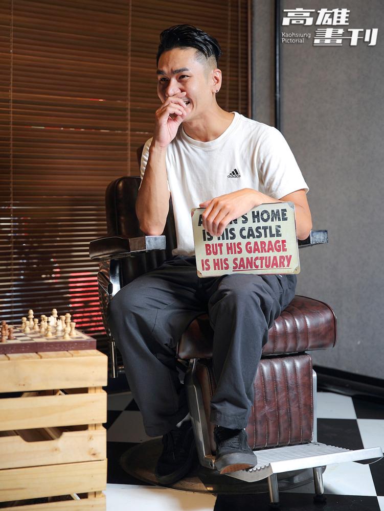 走上理髮職人這條路,David付出不少努力,剛入行時每天工時超過12小時,David笑說,還得過兩次媽媽手。(攝影/Carter) 走上理髮職人這條路,David付出不少努力,剛入行時每天工時超過12小時,David笑說,還得過兩次媽媽手。(攝影/Carter)