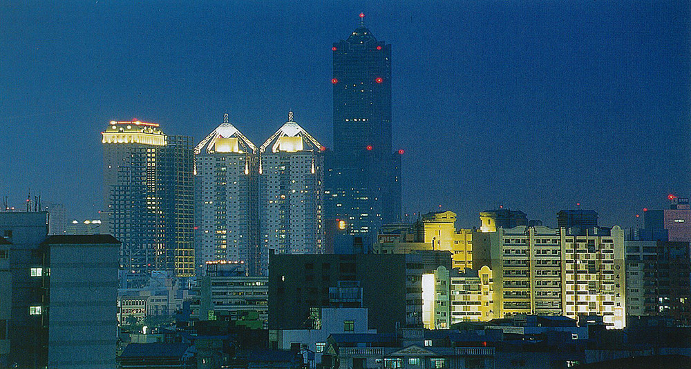 由左至右為漢來飯店、夢萊茵大樓及東帝士85大樓。(攝影/謝明祚)