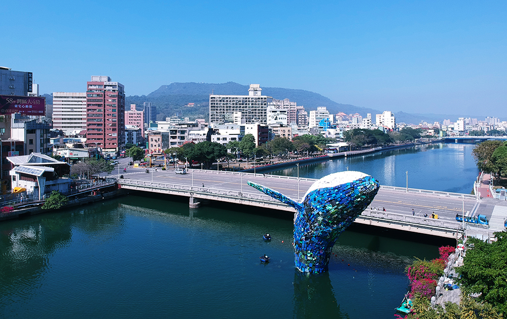 環境裝置藝術家Jason Klimoski與Lesley Chang，以約7個星期的時間打造鯨魚騰躍愛河的美麗姿態。（攝影／Carter）
