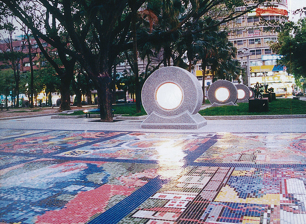 玻璃馬賽克地畫與石鼓燈箱。(攝影／鮑忠暉)