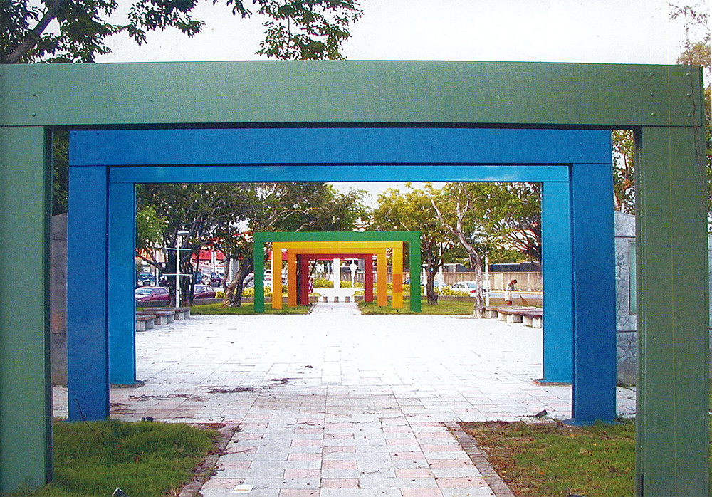 三角公園內的七彩廊道。(攝影／謝明祚)