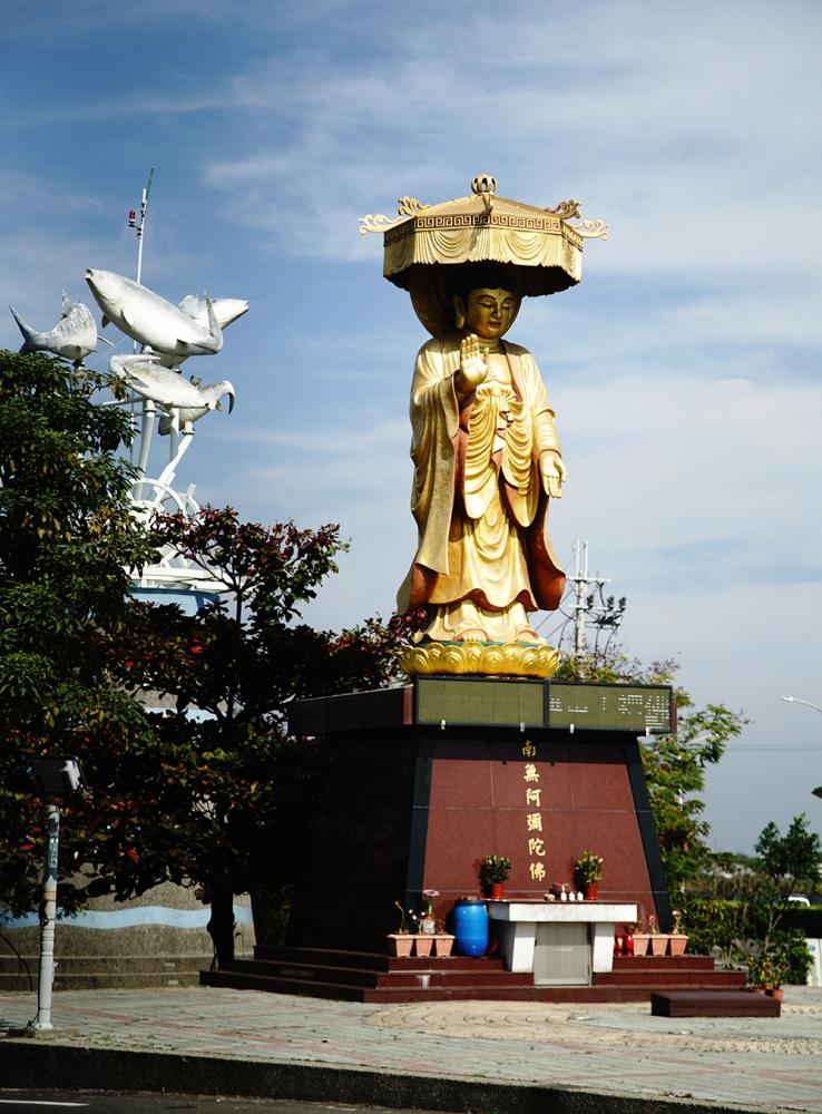 台17線與彌陀中正南路交會路口的南無阿彌陀佛神像，常常成為遊客到此一遊的打卡景點。（攝影／曾信耀）