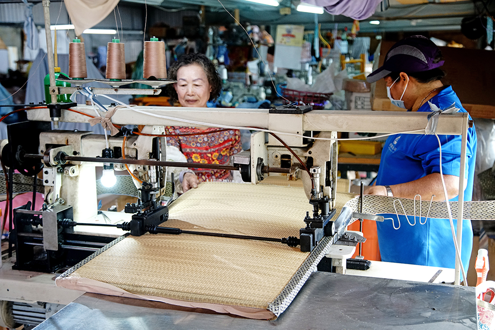 老頭家娘陳孫月綢50多年草蓆編織技術，盡現臺灣工藝職人紮實精湛的底蘊。（攝影／曾信耀）