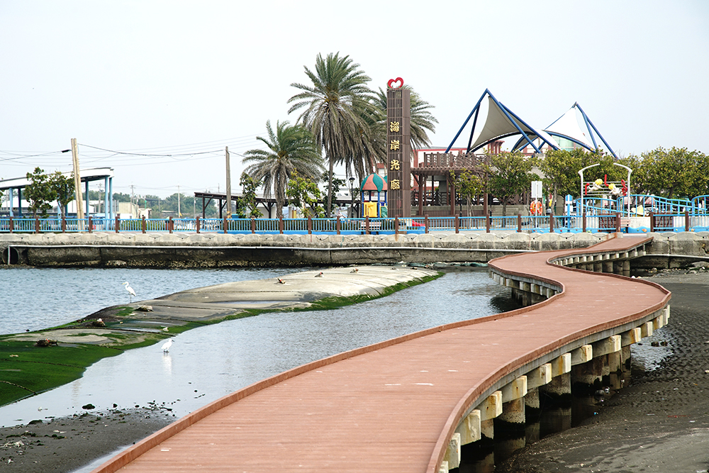 近年進行景觀再造的海岸光廊，已成為彌陀漁港新亮點。（攝影／曾信耀）