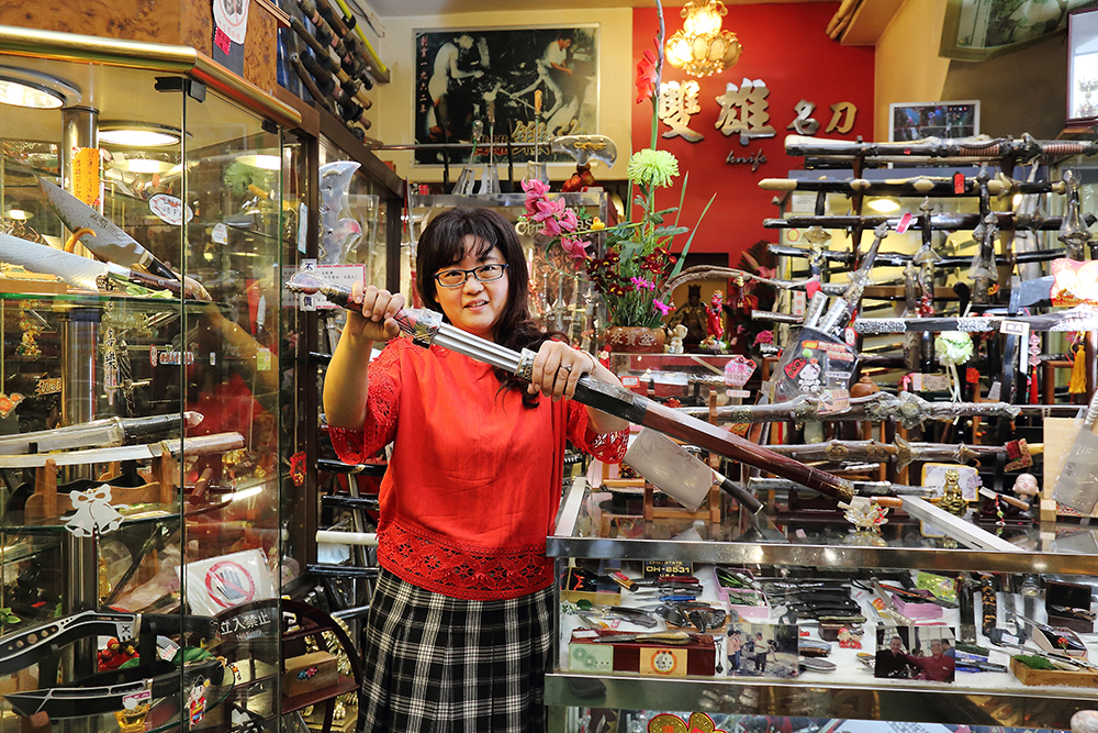 擁有留美碩士的高學歷，楊百似經常以一口流利英文向外國客人解說台灣的刀品文化。（攝影／Carter）