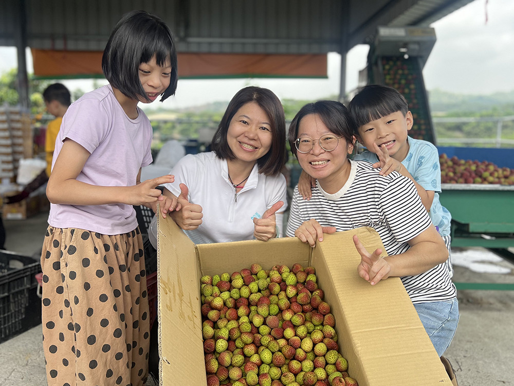 劉彥雯實地走訪大樹玉荷包產地，與農友交流並親自挑選食材。(圖片提供/小甜心 果醬-Honeybee Jam)