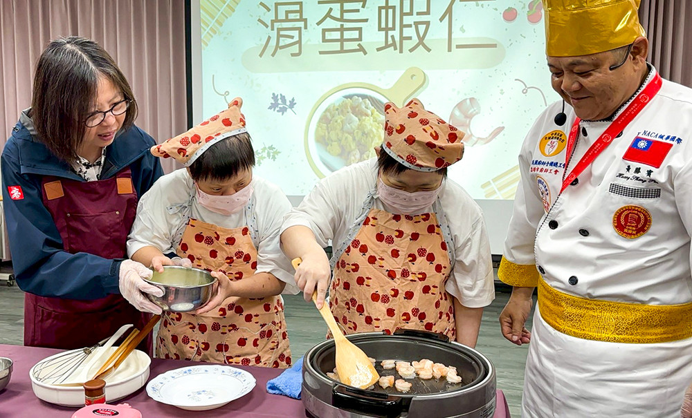 憨兒們做出和風生菜沙拉、蝦仁滑蛋、椒鹽鹹酥雞等餐廳級菜色，露出自信笑容。(圖片提供/無障礙之家)