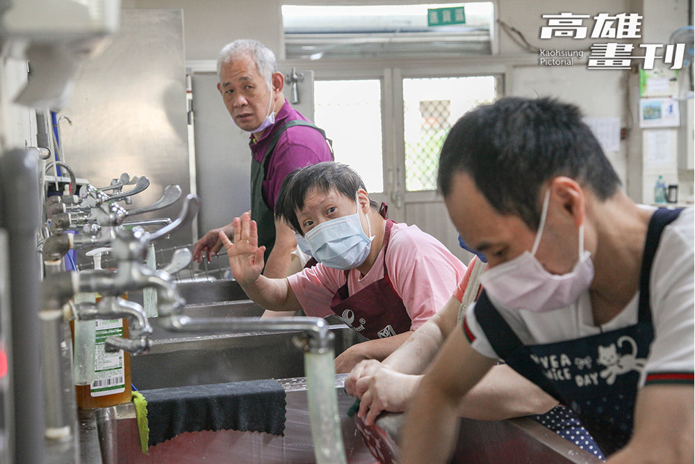 透過到餐廳協助洗碗做雜務，讓家民在日常工作中建立自信心與滿足感。(攝影/李瑰嫻)