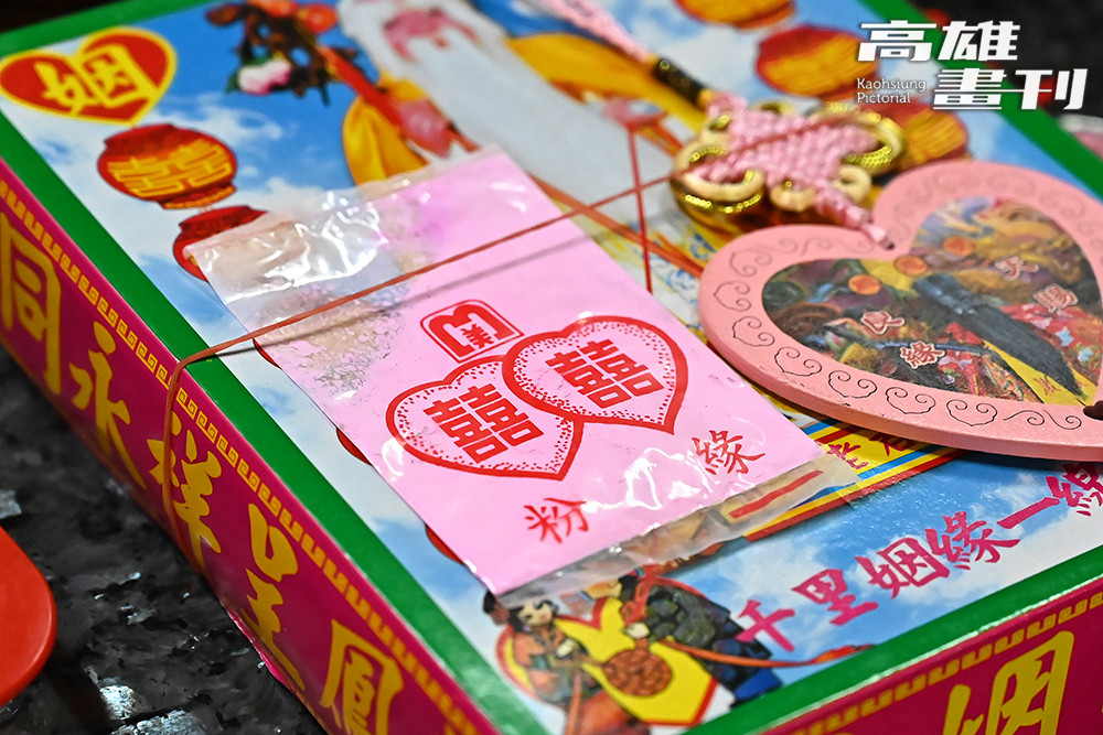 鳳邑雙慈殿的「月老姻緣金紙盒」附有緣粉，幫信眾祈求合適緣分。(攝影/Carter)