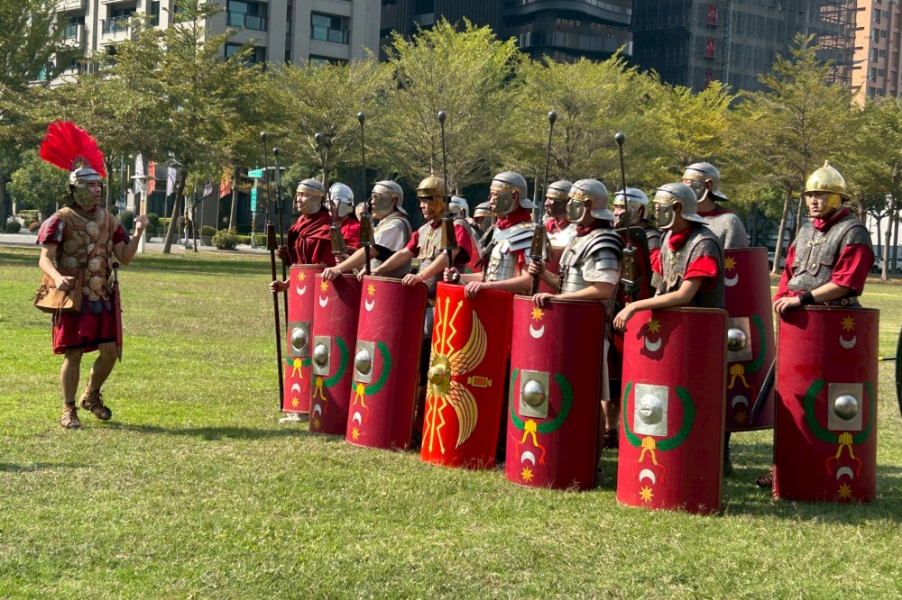 角色扮演者身披鐵甲，化身羅馬士兵舉盾列陣，演繹帝國戰役，親身感受羅馬軍團的智慧。(圖片提供/李思平)
