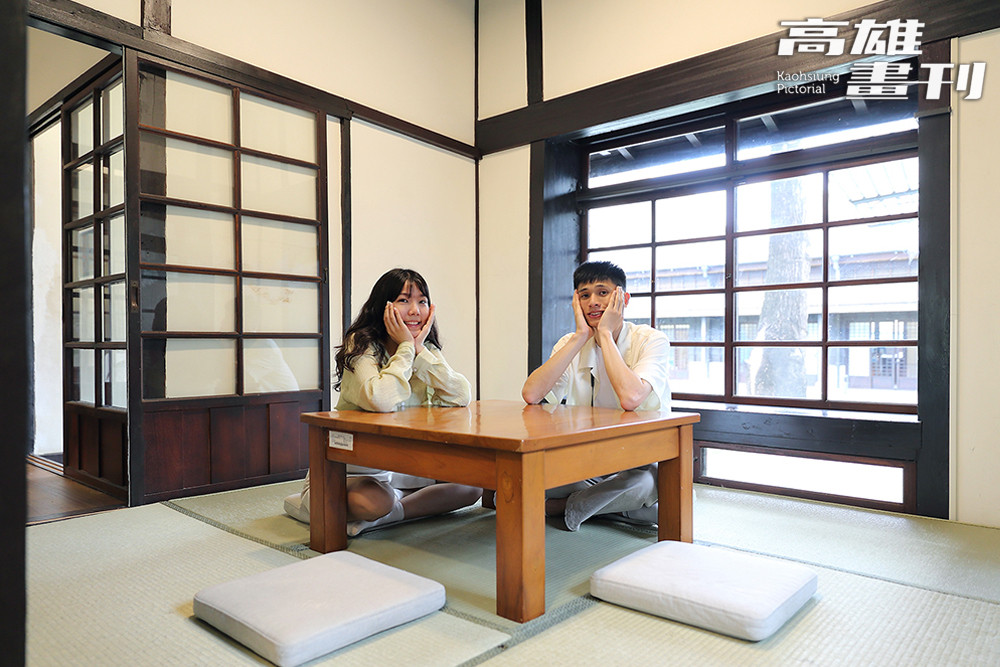 一對旅人靜坐在所長宿舍的「應接室」中，享受溫暖光影與片刻靜謐。(攝影/Carter)