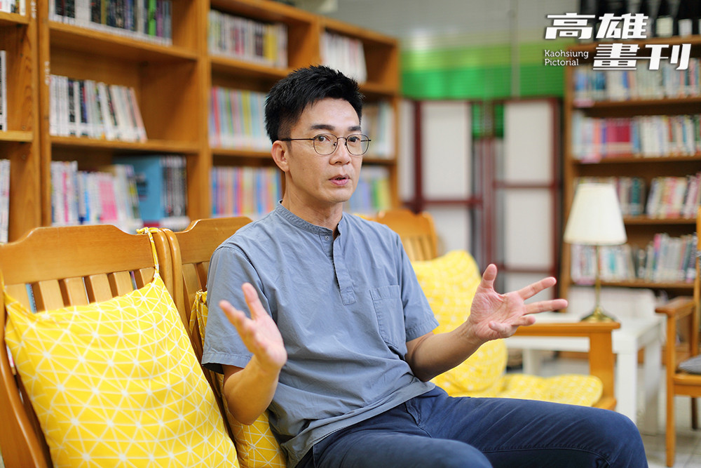 李昱平校長認為「青年百億海外圓夢基金計畫」是難得的機會，積極宣導並從旁協助兩位女生申請成功。(攝影/Carter)