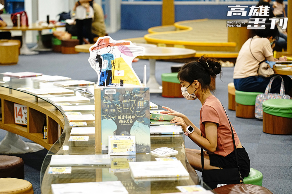 館內展示主題系列繪本書單，精選多本適合與自己對話的書籍。 (攝影/曾信耀)