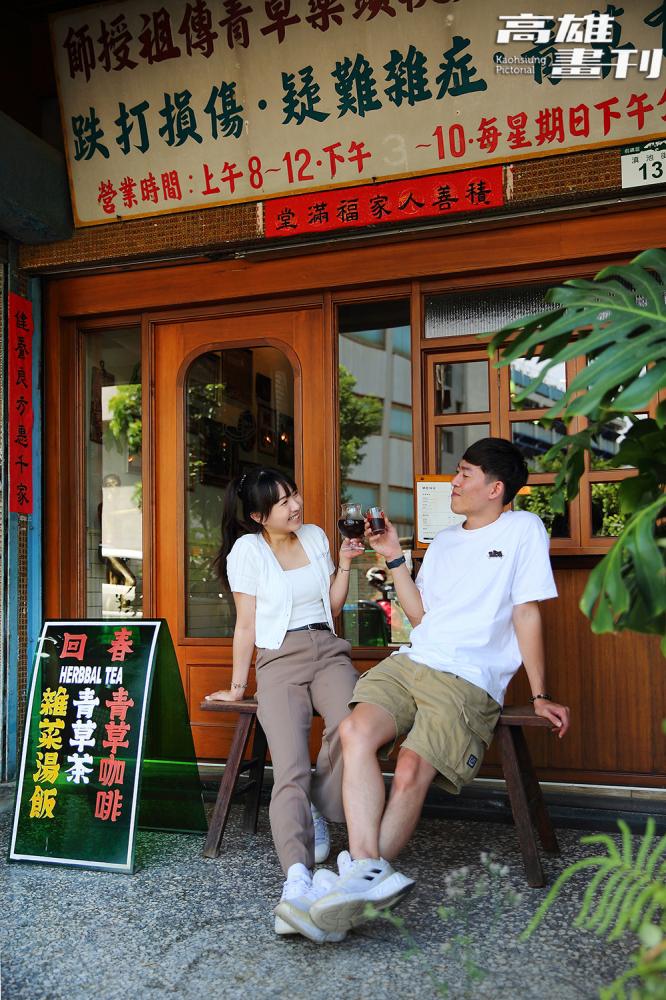 店外依舊掛著阿公時代的草藥行老招牌，斑駁痕跡訴說著「回春青草茶」的歲月痕跡。(攝影/Carter)