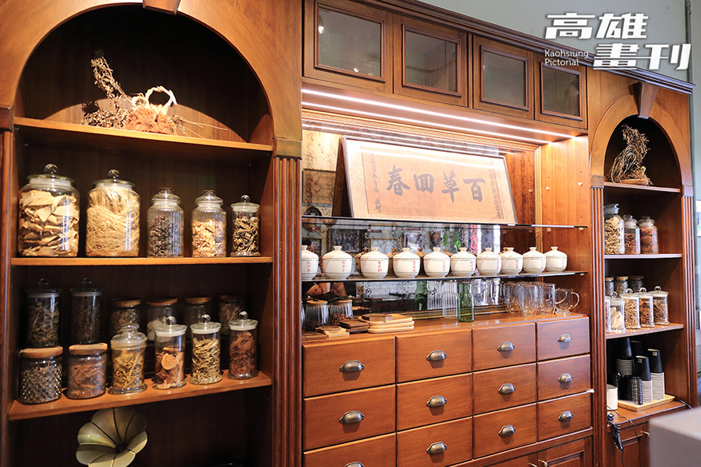 從阿公年代流傳下來的百草櫃是回春青草茶的鎮店之寶。(攝影/Carter)