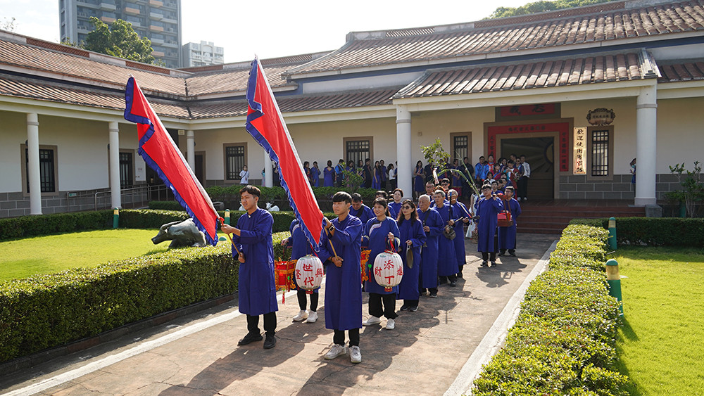 從客家文物館出發的迎親隊伍。(圖片提供/高雄市政府客家事務委員會)
