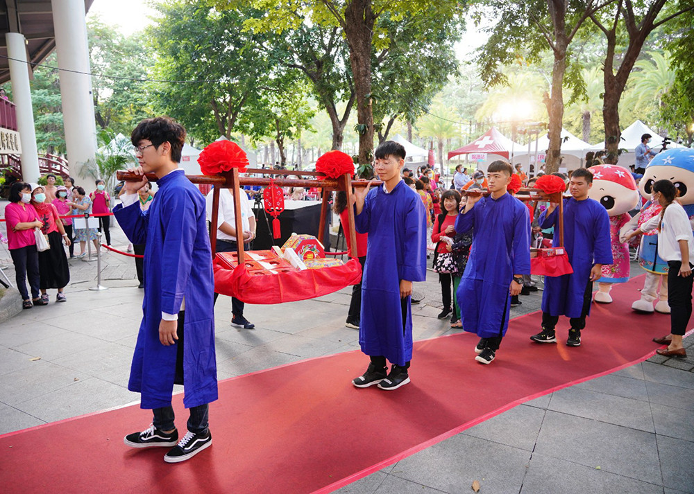 迎新隊伍由八音、彩旗、添丁燈、帶路雞、嫁妝與媒人婆等組成。(圖片提供/高雄市政府客家事務委員會)