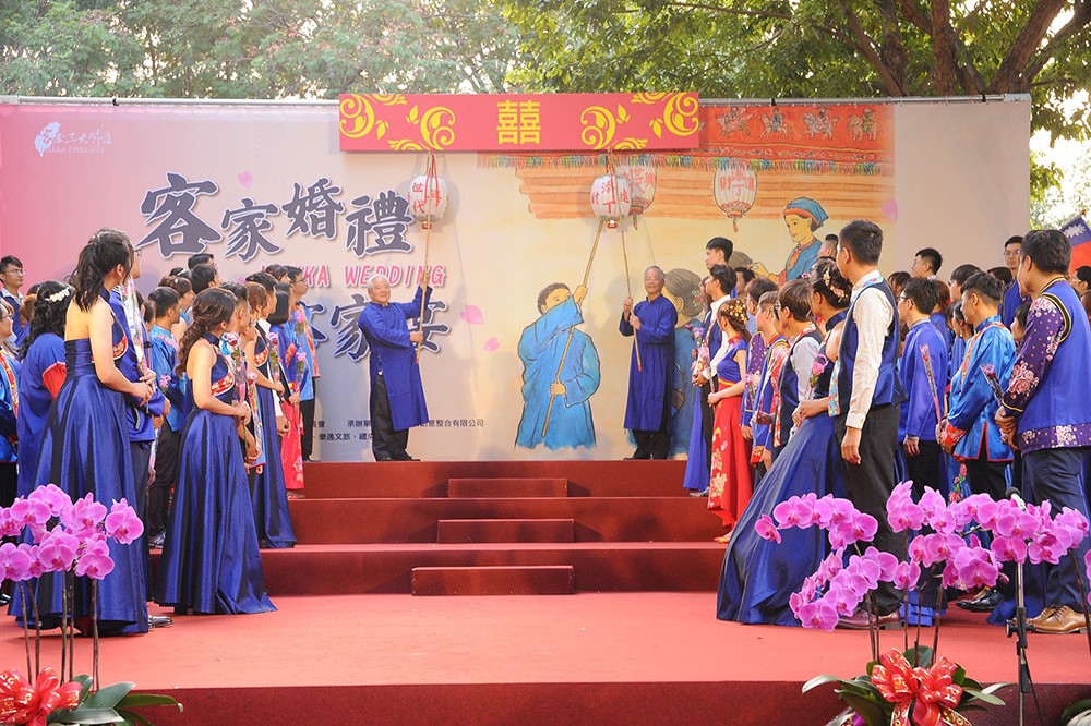 「上燈」象徵添丁(喜)發財，祈願家運昌隆、子孫綿延。(圖片提供/高雄市政府客家事務委員會)