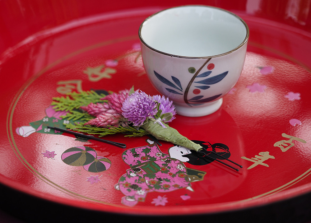 「食新人茶」奉茶儀式，以一杯暖茶串起新家庭的溫度。(圖片提供/高雄市政府客家事務委員會)