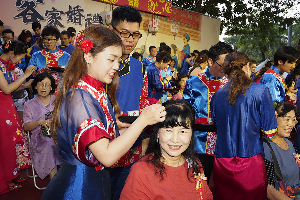 透過插頭花，新人與長輩建立親密連結，感受家族溫暖。(圖片提供/高雄市政府客家事務委員會)