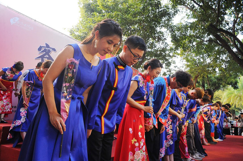 「三拜禮」象徵感謝與承諾，先向天地致意、再向父母致敬，最後夫妻對拜許下相守約定。(圖片提供/高雄市政府客家事務委員會)