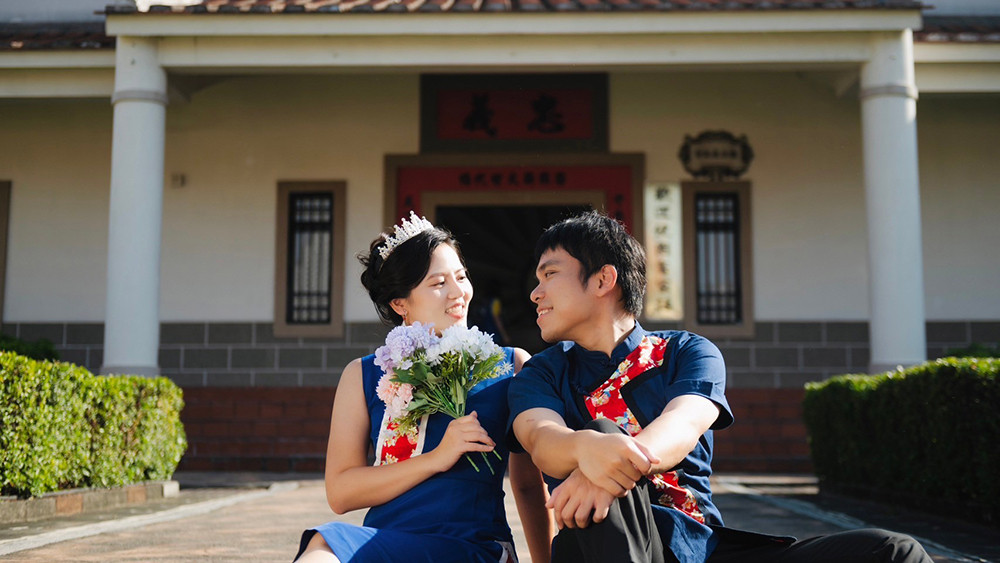 藍衫禮服保留客家經典元素，結合時尚腰身剪裁，展現莊重與浪漫。(圖片提供/高雄市政府客家事務委員會)
