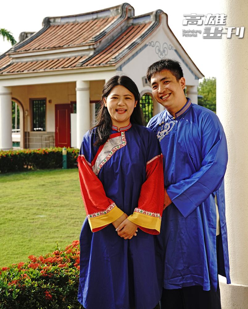新人穿上藍衫禮服參與客家婚禮，不只見證幸福愛情，也讓傳統文化可以甜蜜延續。(攝影/曾信耀)