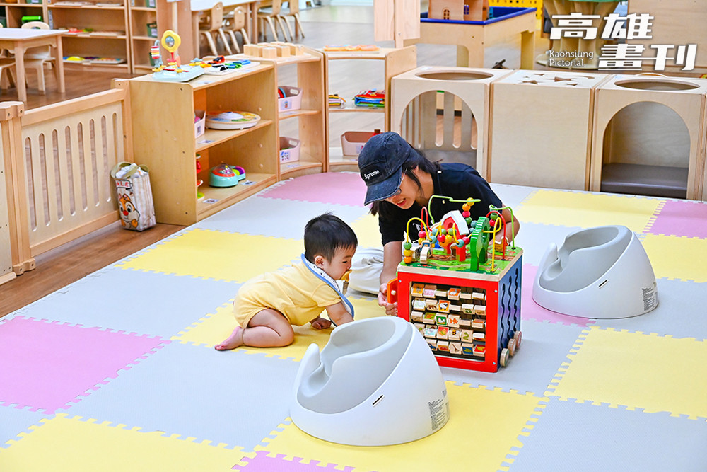 黃小姐讓10個月大的小肉圓在寶寶探索區自由爬玩，她表示自己住在鼓山綜合社會福利館附近，對育兒家庭真的是一大福音。(攝影/Carter)
