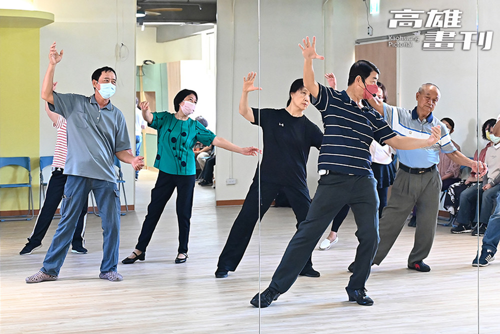 海軍退役的社交舞老師杜順平，為了讓自己退而不休，58歲時才開始學習社交舞，後來受邀在高雄市關懷據點開課教跳社交舞。(攝影/Carter)