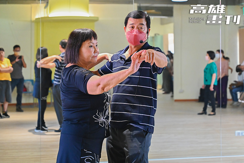 徐小姐在國軍左營總醫院退休後，熱衷參與社區活動，讓自己「銀」向樂齡新生活。(攝影/Carter)