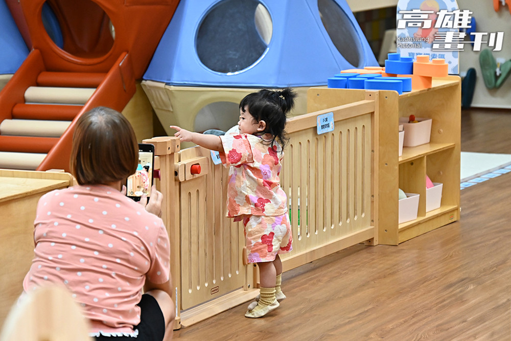 家長帶著14個月大的寶貝女兒小布丁首次來到鼓山親子館，對幼兒遊戲空間規劃給予高度好評。(攝影/Carter)