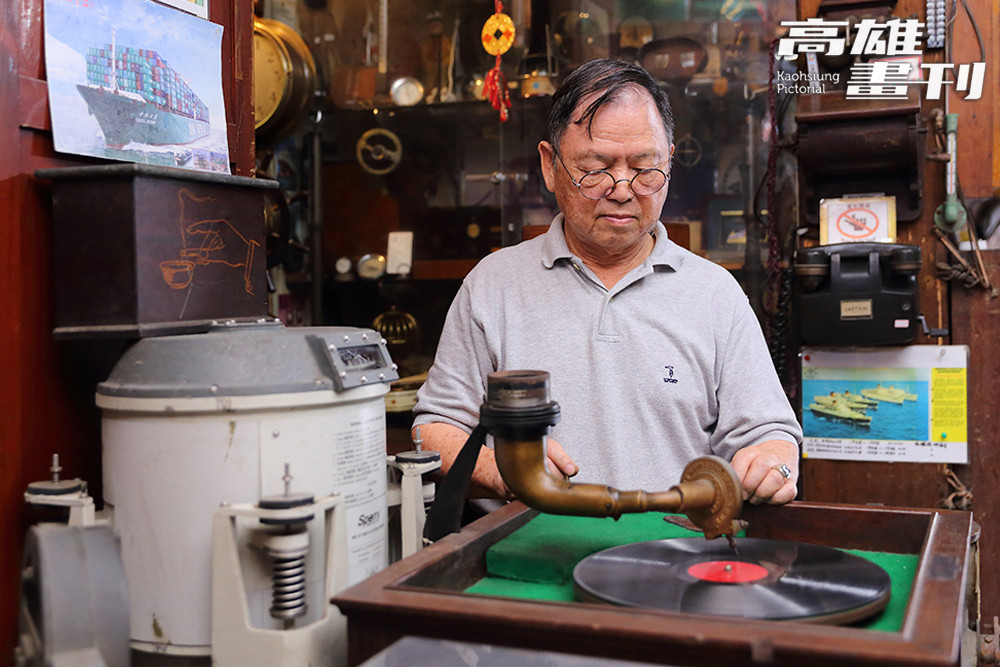 黃道明專注地播放留聲機，獨特的聲音，充滿懷舊氣息。(攝影/Carter)
