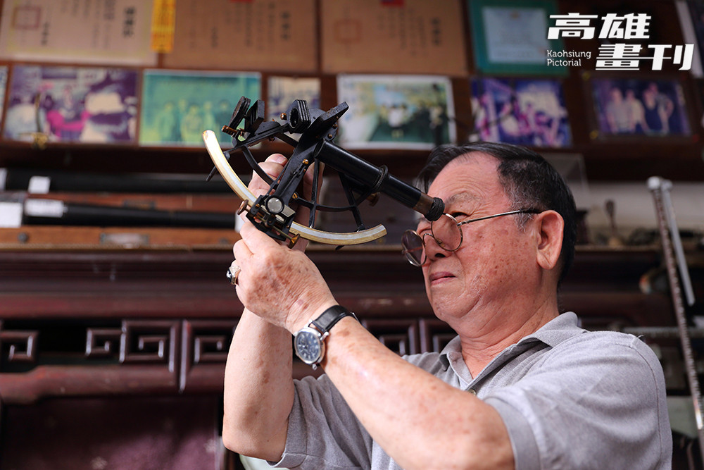 黃道明握著六分儀，示範船員如何在航海中測量天體位置、判定船隻方位。(攝影/Carter)