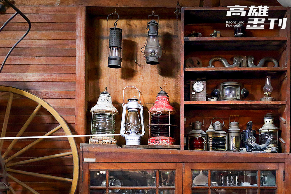 店裡兩層樓，堆放著黃道明收藏的物件，從拆船老物、台鐵時鐘到臺灣民藝物品都在其中。(攝影/Carter)