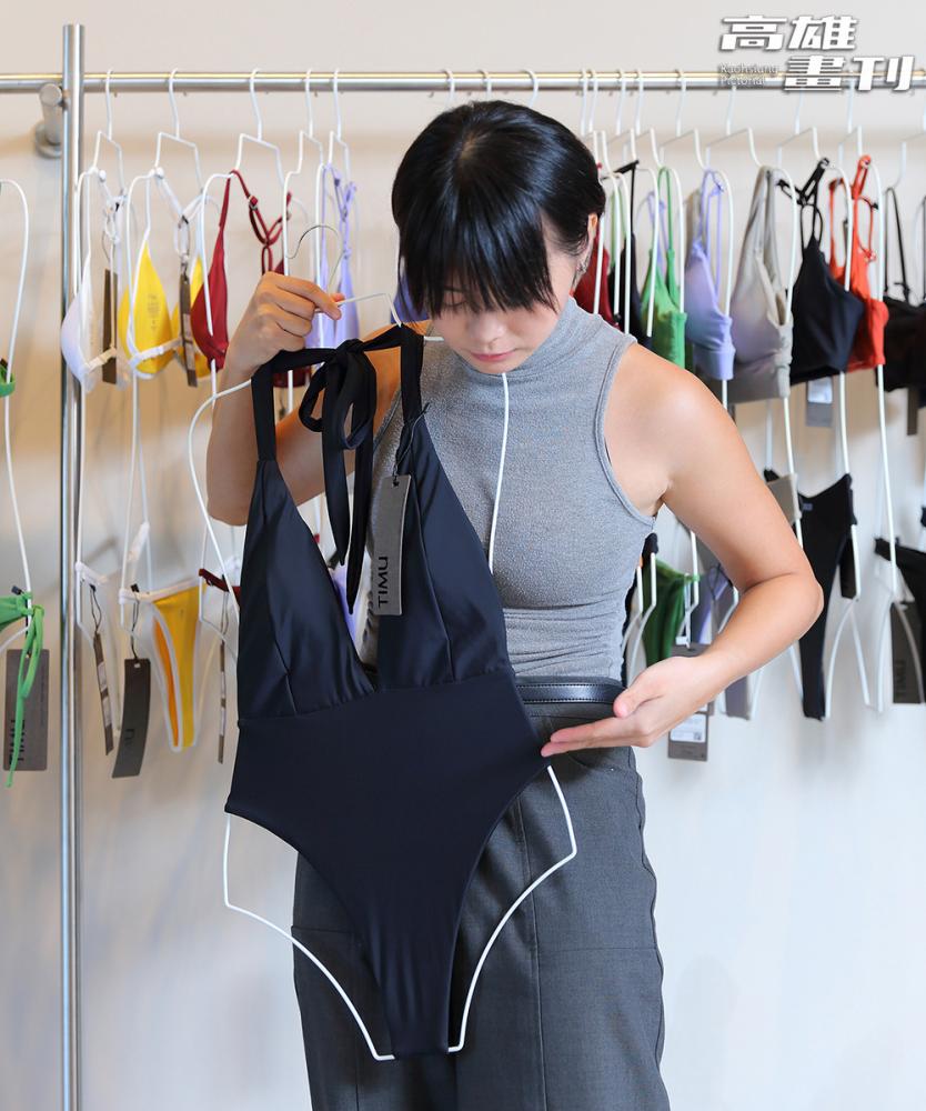 黃瀞瑩指出，針對亞洲女性的泳衣，特別著重在身材比例與剪裁，如下身的開衩就會比較高，讓腿部的看起來更修長、勻稱。(攝影/Carter)