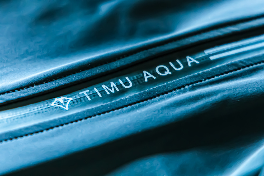 「TIMU」標誌為海洋生物鬼蝠魟，象徵自由與勇氣，其品牌命名有多重含意，包括反過來也能解讀成「You Made in Taiwan」、又是魯凱族語「海與鹽」之意。(圖片提供/黃瀞瑩)