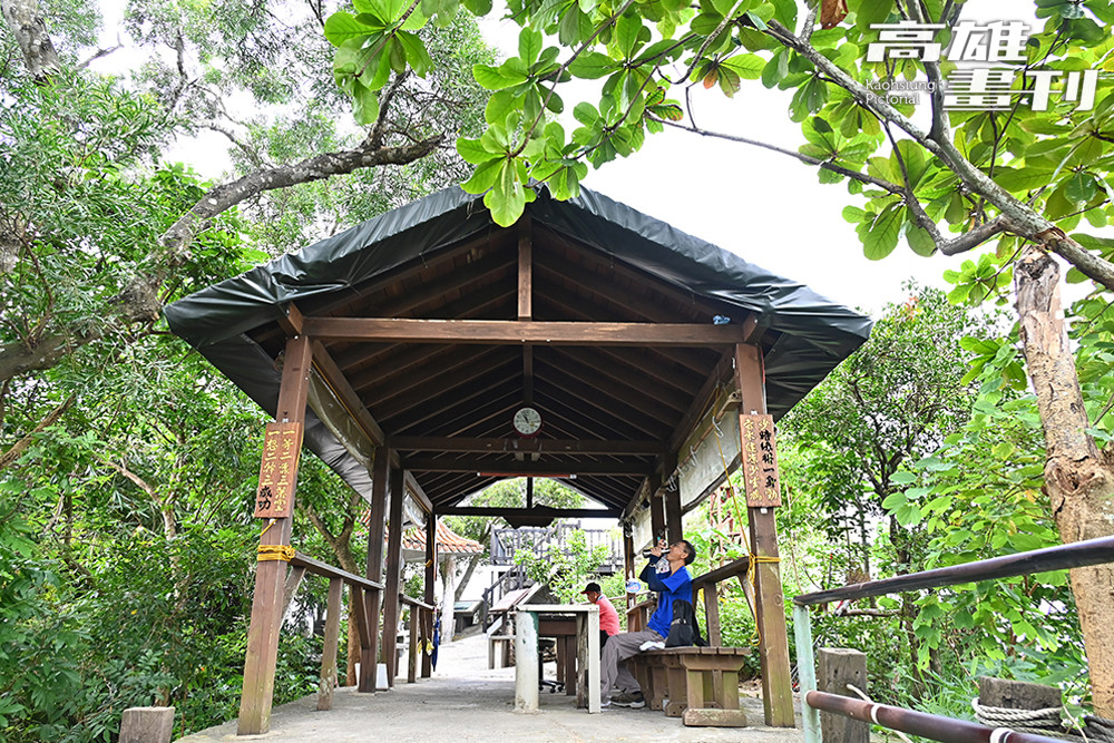 攻頂後，不妨在觀音亭涼亭歇歇腳，補充水分再出發。(攝影/Carter)