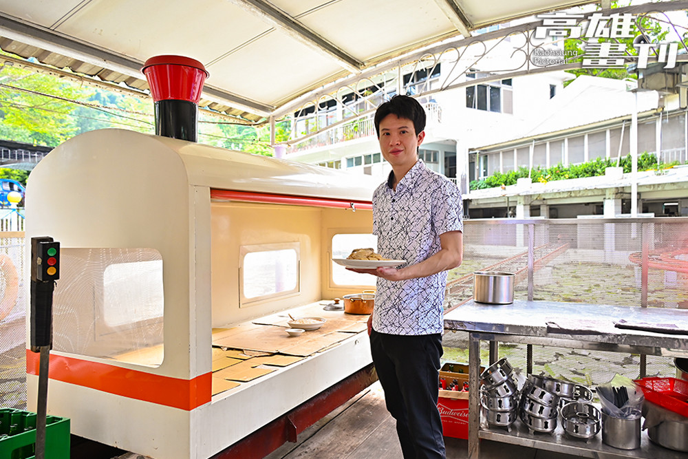 翠湖餐廳小老闆黃群透露，父親當年突發奇想打造的水上火車送餐，不僅話題十足，就算現在也是相當前衛又趣味的設計。 (攝影/Carter)