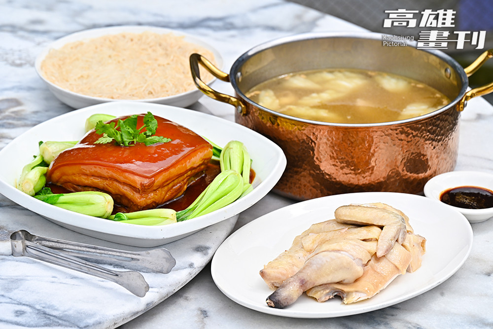 翠湖超人氣的招牌東坡肉、白斬雞、鳳梨白玉雞湯，配上麻油麵線，一上菜就讓人想馬上大快朵頤。 (攝影/Carter)