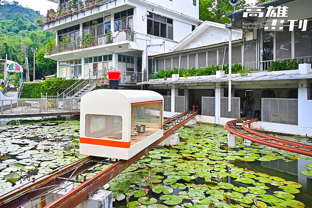 翠湖餐廳小老闆黃群透露，父親當年突發奇想打造的水上火車送餐，不僅話題十足，就算現在也是相當前衛又趣味的設計。 (攝影/Carter)
