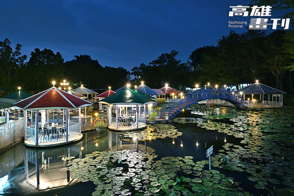 早期務農用的灌溉蓄水池改造成水上屋，入夜後燈光交織，吃飽後還可以散散步欣賞夜景。(攝影/Carter)